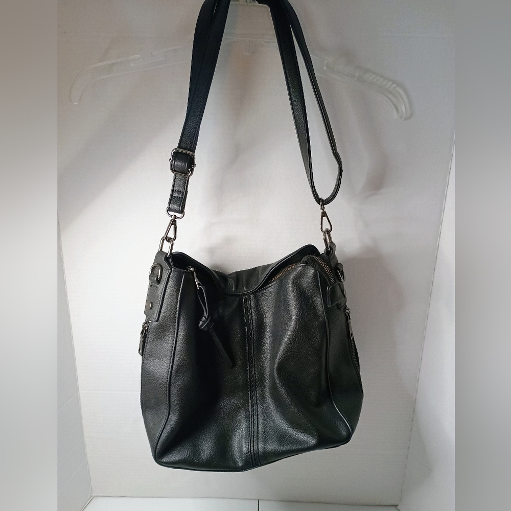 Realer Women's Concealed Carry Handbag.